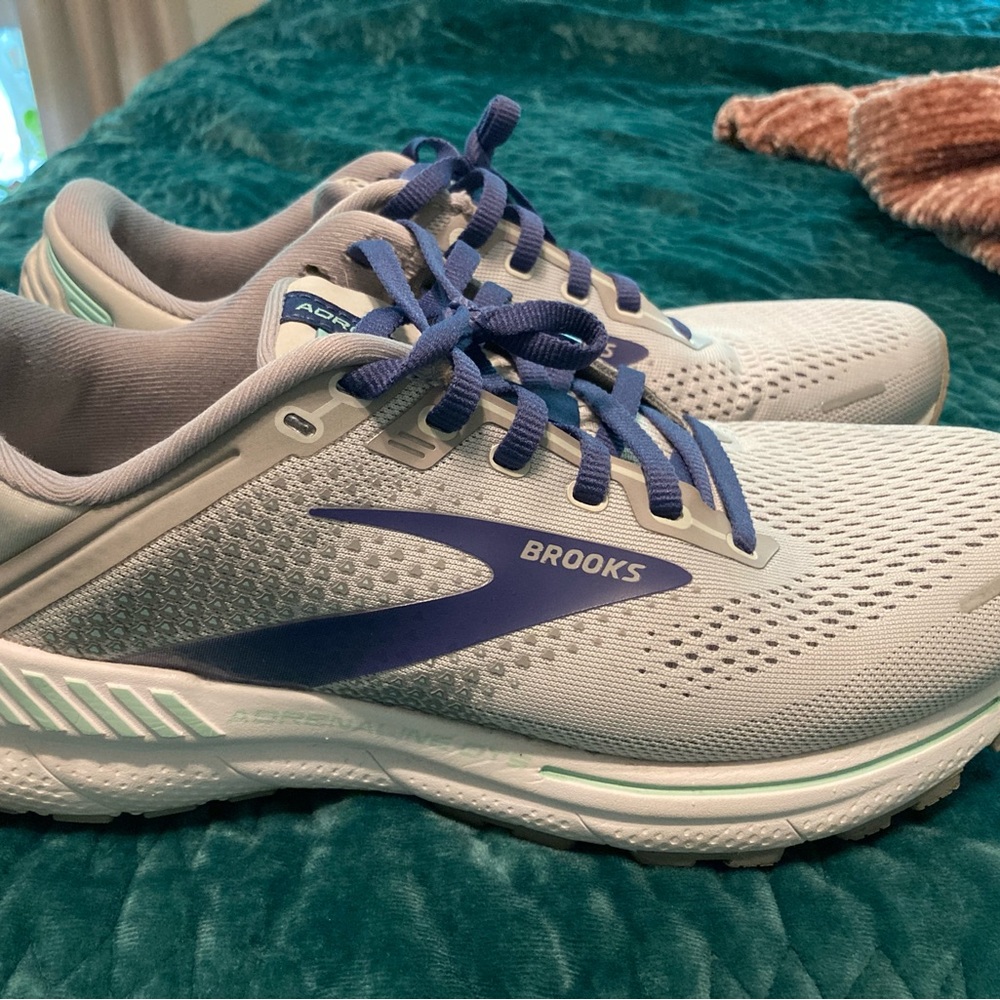 Wide Brooks Women’s 9.5